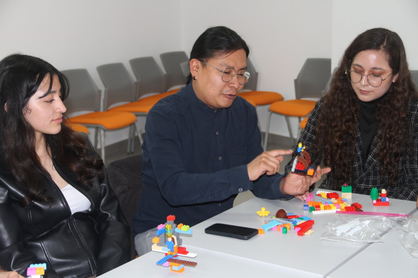 Facilitador de Ninari explicando un modelo construido con bloques durante el taller de marca personal