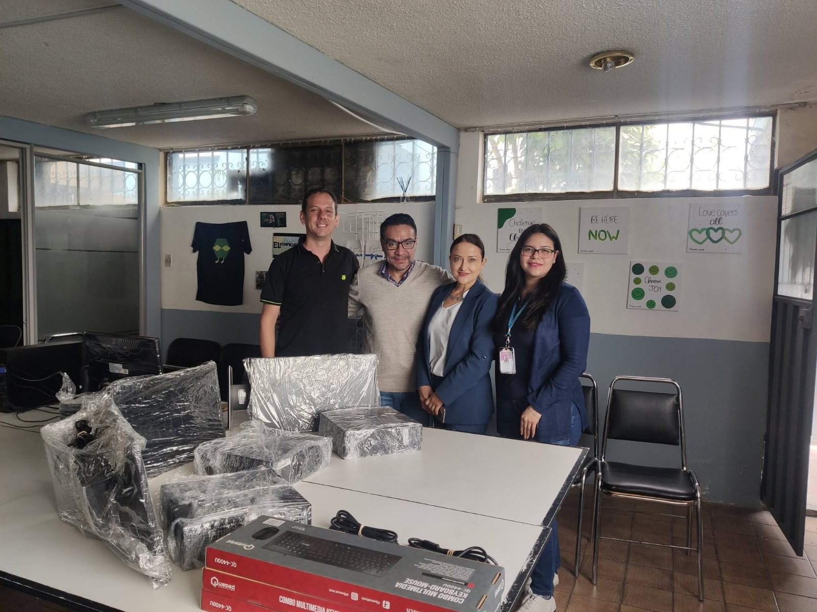 Entrega de computadores donados para el Aula Digital Comunitaria del programa El Hormiguero, junto a representantes de REBDI, InkaLink y Banco Solidario