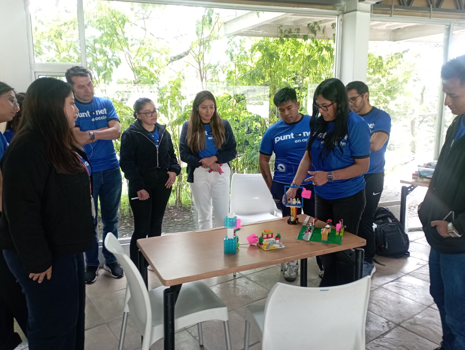 Voluntarios de PuntoNet observan modelos construidos con bloques durante el taller de identidad voluntaria facilitado por REBDI